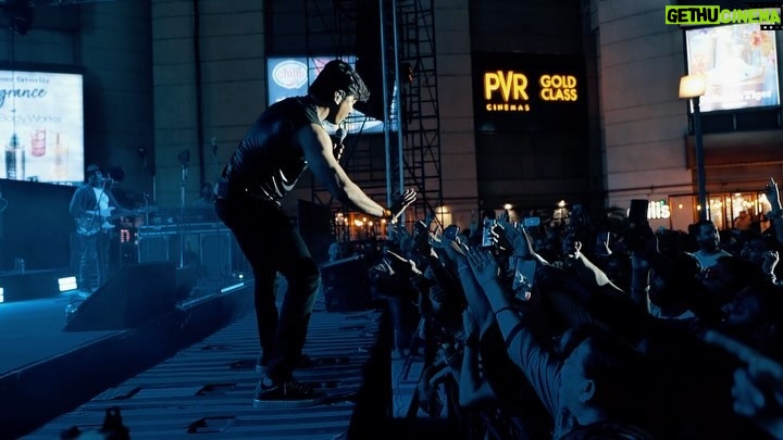 Shaan Instagram - Pune roared to life at Phoenix Mall with over 2,500 souls!🤍 Watch this video, whether you missed the live experience or want to savor the moments again if you were there. Let the city echo with music in every frame!🌟 Shot & Edited by @asboxofficial #ShaanLive Phoenix Mall Pune