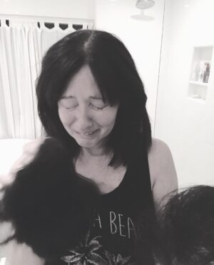 Shannen Doherty Instagram - When I started chemotherapy, I tried a cold cap in hopes of saving my hair. While it works for many and is amazing, it didn’t work for me. My hair was falling out in clumps when I washed it, I had bald spots and it became increasingly harder to cover those up. I finally made a decision to shave what was left of my hair. It was a battle on its own. I loved my hair. It had defined me to a certain extent and provided me with a security blanket of sorts. I’m sharing with you the day the decision was made to shave my head. 2016 #breastcancerawareness