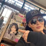 Shannen Doherty Instagram - It’s always so weird and fun to to go grocery shopping and see my face!! Thank you again @people And get ready for a new episode of #letsbeclearwithshannendoherty Can you guys guess who my guest is this week??? #letsbeclear