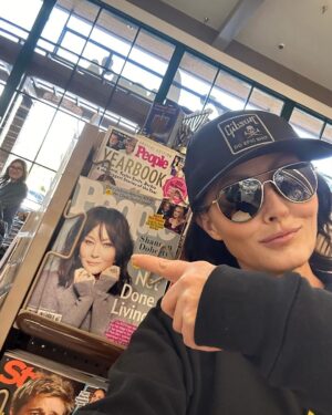 Shannen Doherty Instagram - It’s always so weird and fun to to go grocery shopping and see my face!! Thank you again @people  And get ready for a new episode of #letsbeclearwithshannendoherty  Can you guys guess who my guest is this week??? #letsbeclear