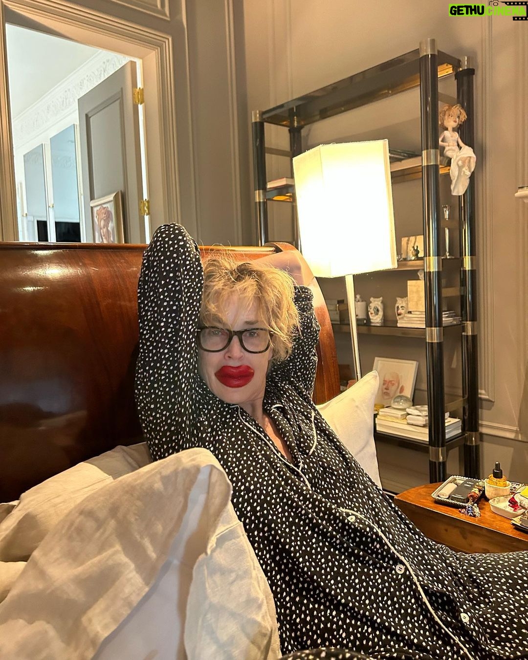 Sharon Stone - 194.7K Likes - I did it.
Finally.
For my birthday
I went Hollywood.
Sometimes u get EXACTLY what u wish for ❣️thx Liz