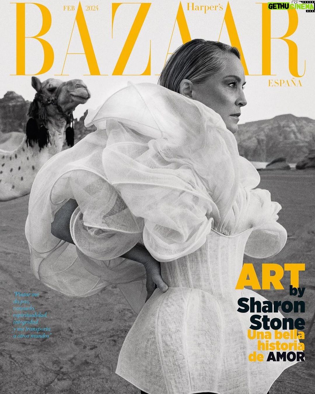 Sharon Stone Instagram - Sharon Stone protagoniza la portada de febrero de Harper’s Bazaar, un número dedicado al arte y al amor en todos sus estados. Icono universal, Sharon Stone se ha trasladado al desierto de AlUla de Arabia Saudí para protagonizar un espectacular reportaje que, al regresar a Los Ángeles, se ha convertido en dos impresionates obras de arte pintadas por la actriz, cuya faceta como artista ya es todo un éxito. Bienvenidos al número donde arte y amor se fusionan en un solo ente. Porque el arte, como el amor, es abstracto. Ambos involucran un sentimiento profundo y recíproco: no se puede amar sin tener a quién expresar ese amor, y sólo el arte es posible si existe una relación entre artista y público. Te contamos todos los detalles en Harpersbazaar.es (link en bio). Fotografía: @ericmichaelroy Director creativo y estilismo: @theparislibby Peluquería: @alexandre.protti Maquillaje: @giuliacmakeup Producción: @blueabaya #theartissue #BAZAARfebrero #WomenInArt
