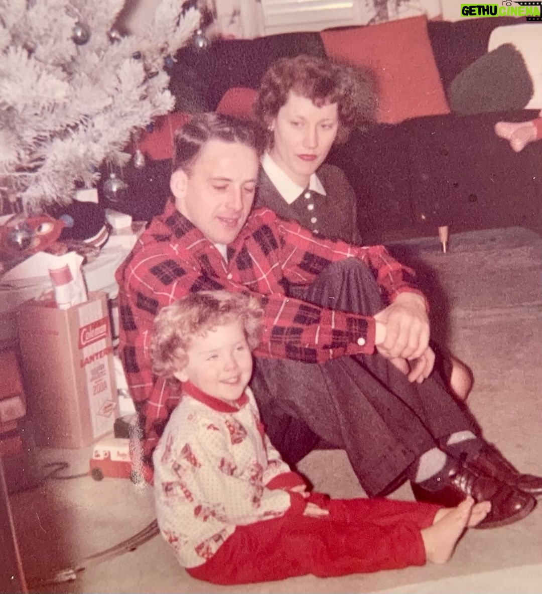 Sharon Stone Instagram - Wishing everyone a Happy Holiday weekend! 🤍🎄❣️