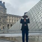 Shelley Hennig Instagram – DO NOT TAKE PHOTOS OF YOURSELF IN FRONT OF ART YOU ARE NOT THE ART DONT BE AN ASSHOLE 
🖤

📷 x @mollyburnett Paris, France