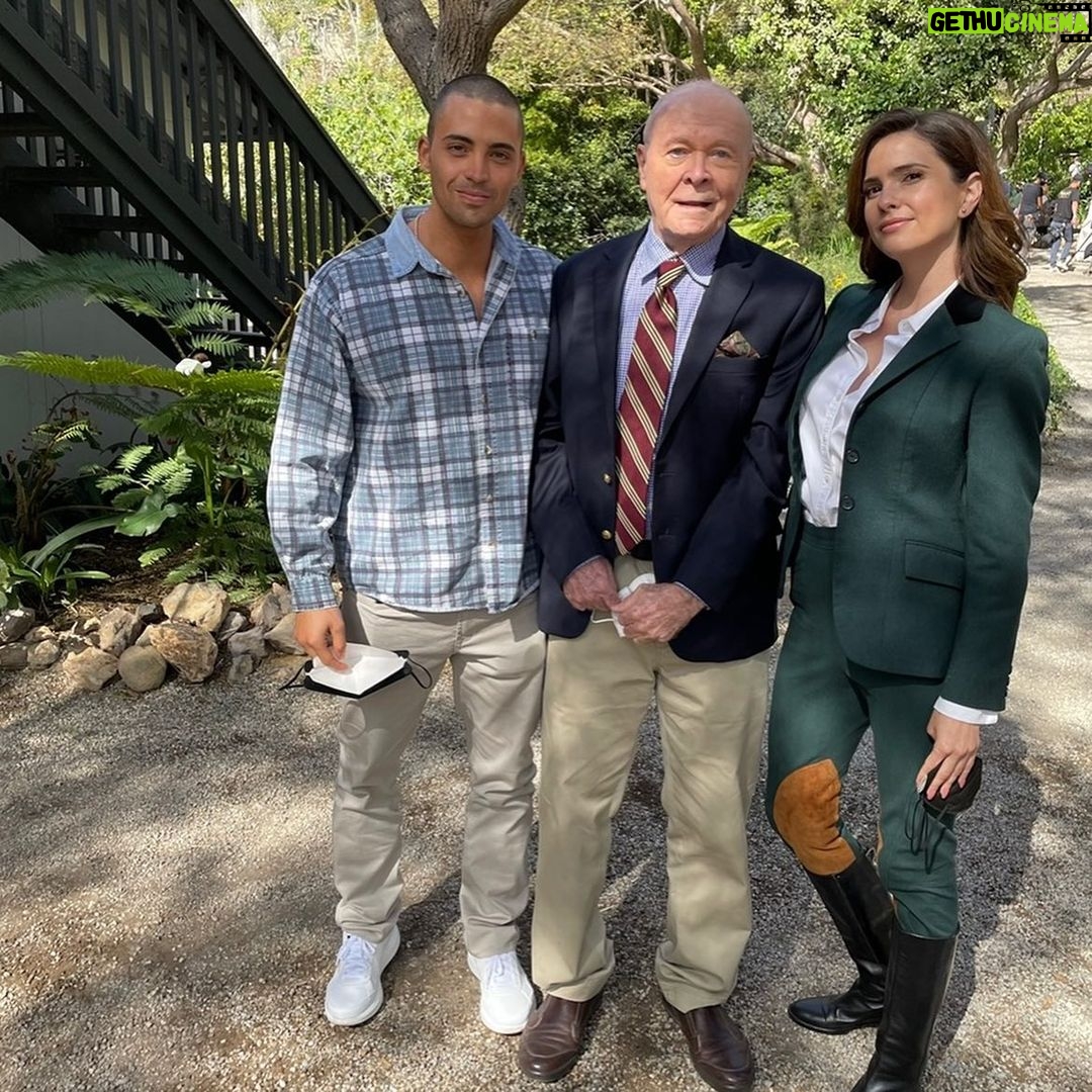 Shelley Hennig Instagram - The reviews are in & The Woman In The House Across The Street From The Girl In The Window is #1 on @netflix & we’ve read your texts calls tweets & it looks like the show has made you laugh feel vulnerable horny uncomfortable scared made some of you cry (still confused about this one but let’s allow all feelings here it’s a safe space) u should know we felt the same way filming it take a look at some BTS here as proof you’re not alone we love you anything for you 🥘 🍷 🔪 🍆 @netflixisajoke @womaninthehousenetflix