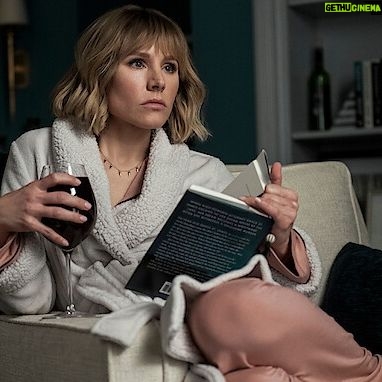 Shelley Hennig Instagram - Mixing wine, pills, casseroles and an overactive imagination, Anna obsesses over a hunky neighbor across the street and witnesses a murder. Or did she? 🍷 #TheWomanInTheHouseAcrossTheStreetFromTheGirlInTheWindow #Netflix #StreamingNow