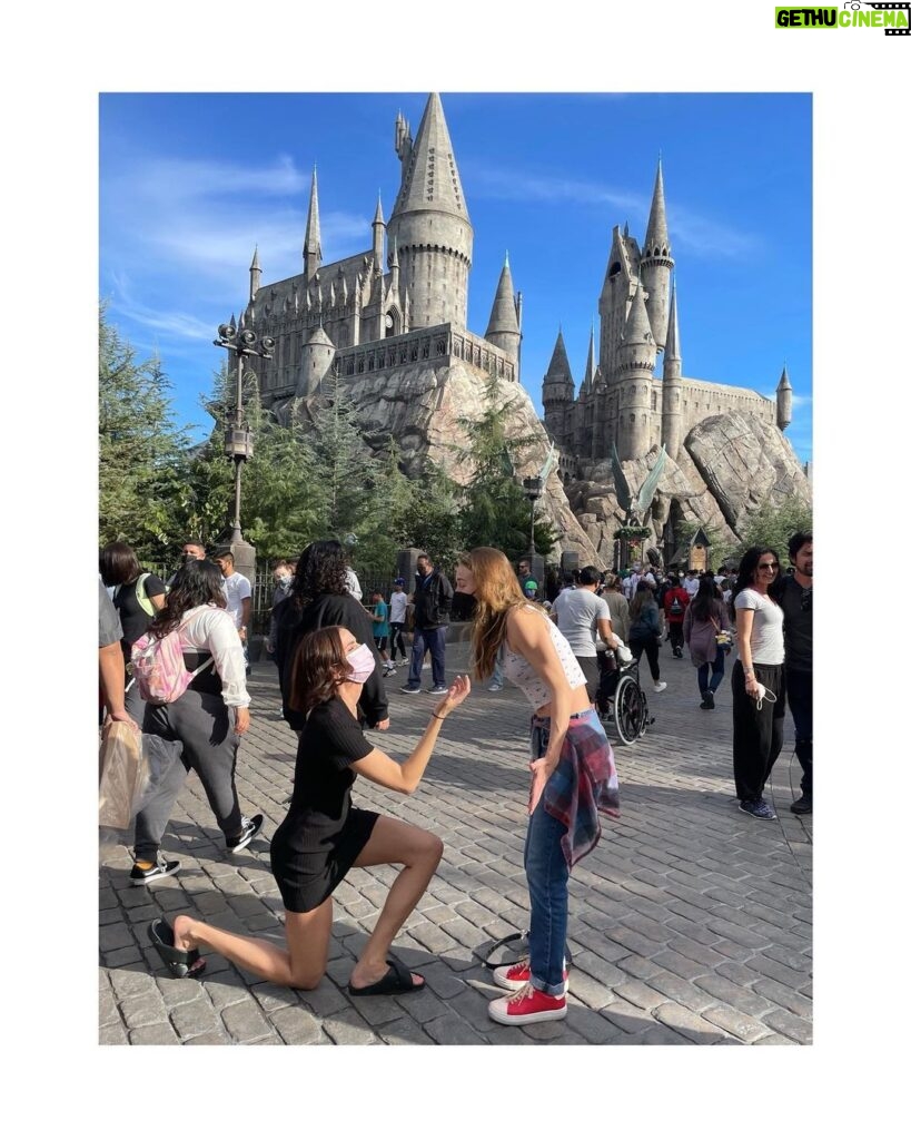 Shelley Hennig Instagram - Do not ever ask me what potter house i am again ok Universal Studios Hollywood