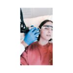 Shelley Hennig Instagram - 21 questions with @simonourianmd1 while he used coolaser on me to reverse the sun damage I got from tanning beds in high school (miss you Planet Beach!) I was so nervous & started to panic so he gave me laughing gas & I was hitting it like a bong then I started hitting on him & asking if he knows Ellen bc I want to go viral then remembered it was my gynecologist who recommended him to me & made a bad joke about vaginas & he never reported me he’s honestly amazing & so funny & I want to be his friend but I’m nervous I talked too much #coollaser #epione Dr. Simon Ourian - Epione