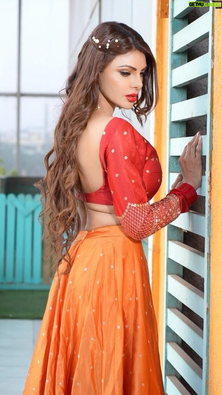 Sherlyn Chopra Instagram - है इश्क तो फिर असर भी होगा.. जितना है इधर उधर भी होगा.. 💘