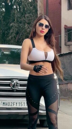 Sherlyn Chopra Instagram - Too glam to give a damn!!!
#sunday #funday #bossbabe