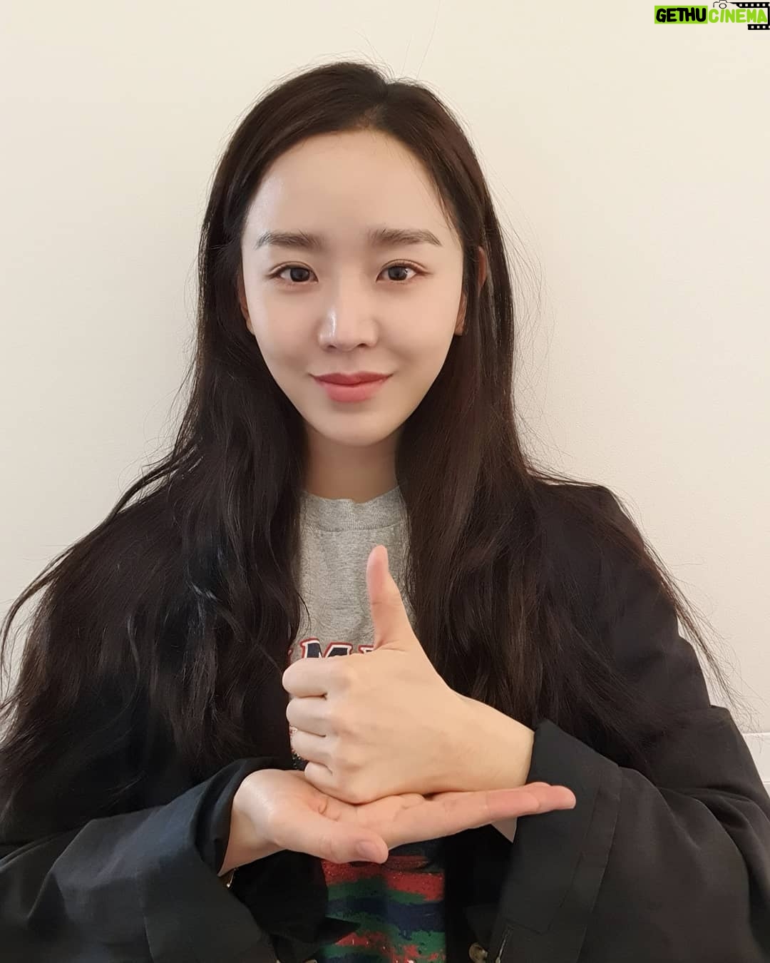 Shin Hye-sun Instagram - #배종옥 선배님께 지명받아 #덕분에챌린지 이어갑니다 정말 감사드립니다. 코로나19 로 전세계가 지치고 힘든 요즘 의료진여러분 덕분에 안전하게 잘 지내고 있습니다. 의료진여러분의 노고에 정말 감사드리며 이 어렵고 힘든시기가 빨리 지나가길 기원합니다. 감사합니다. 덕분에챌린지를 이어가주실 분들은 #강기영 오빠 #경리 #안효섭 입니다 세분모두 흔쾌히 응해주셔서 마음이 훈훈합니다^^ 이글을 보고계신 모든 분들 힘내세요!!! #덕분에챌린지 #의료진덕분에 #덕분에캠페인