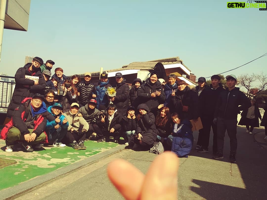Shin Hye-sun Instagram - 촬영끝.. 작년7월부터 오늘까지 정말 정말 고생하신 황금빛 감독님들 스탭분들 정말 존경스럽습니다♥ 편안하고 웃음넘치는 현장 만들어주셔서 너무너무 감사했어요ㅠㅠ 수고하셨습니다아아👏