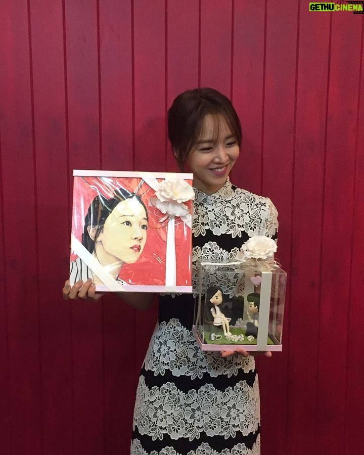Shin Hye-sun Instagram - ㅠㅠ좀늦었지만ㅠㅠ DC 아이가다섯갤러리분들 잘받았습니다 너무정성스러운선물들 감동받았어요 ㅠ 감사해용♡♡