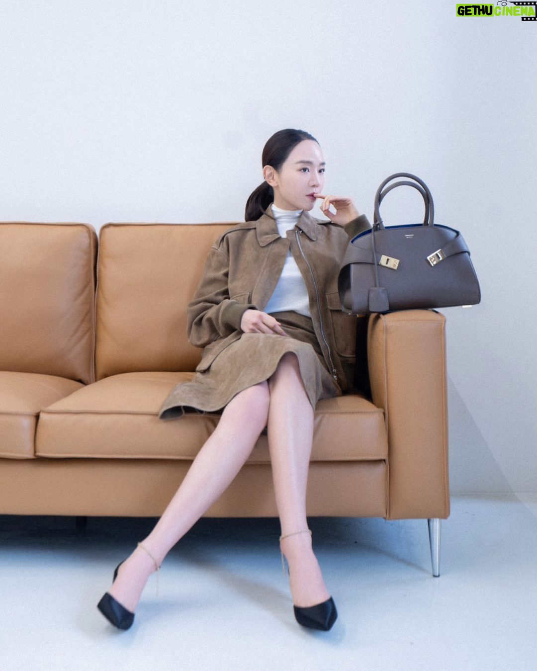 Shin Hye-sun Instagram - #페라가모 #FerragamoHugbag