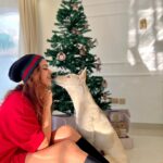 Shobhita Rana Instagram - Tumhara koi haq nahi banta ki tum itni sundar lago. Not fair @bunnytheindie !! ❤️‍🔥🎁✨ #christmas #christmastree #christmastime Dubai, United Arab Emirates