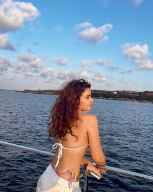 Shobhita Rana Instagram - all white mood for @the_shivanna ❤️‍🔥 

@presscomms 

#collab 

#cruising #balilife #indonesia #sunset #cruiselife #balitourism #solotravel