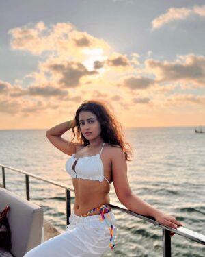 Shobhita Rana Instagram - all white mood for @the_shivanna ❤️‍🔥 

@presscomms 

#collab 

#cruising #balilife #indonesia #sunset #cruiselife #balitourism #solotravel
