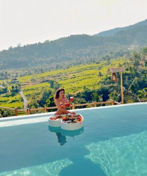 Shobhita Rana Instagram - a floating breakfast affair 💐🌸

@topvibes.restaurant 

#collab 

#floatingbreakfastbali #balilife #breakfast #paradise #baliindonesia #balitourism