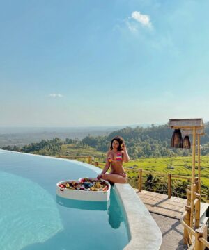 Shobhita Rana Instagram - a floating breakfast affair 💐🌸

@topvibes.restaurant 

#collab 

#floatingbreakfastbali #balilife #breakfast #paradise #baliindonesia #balitourism