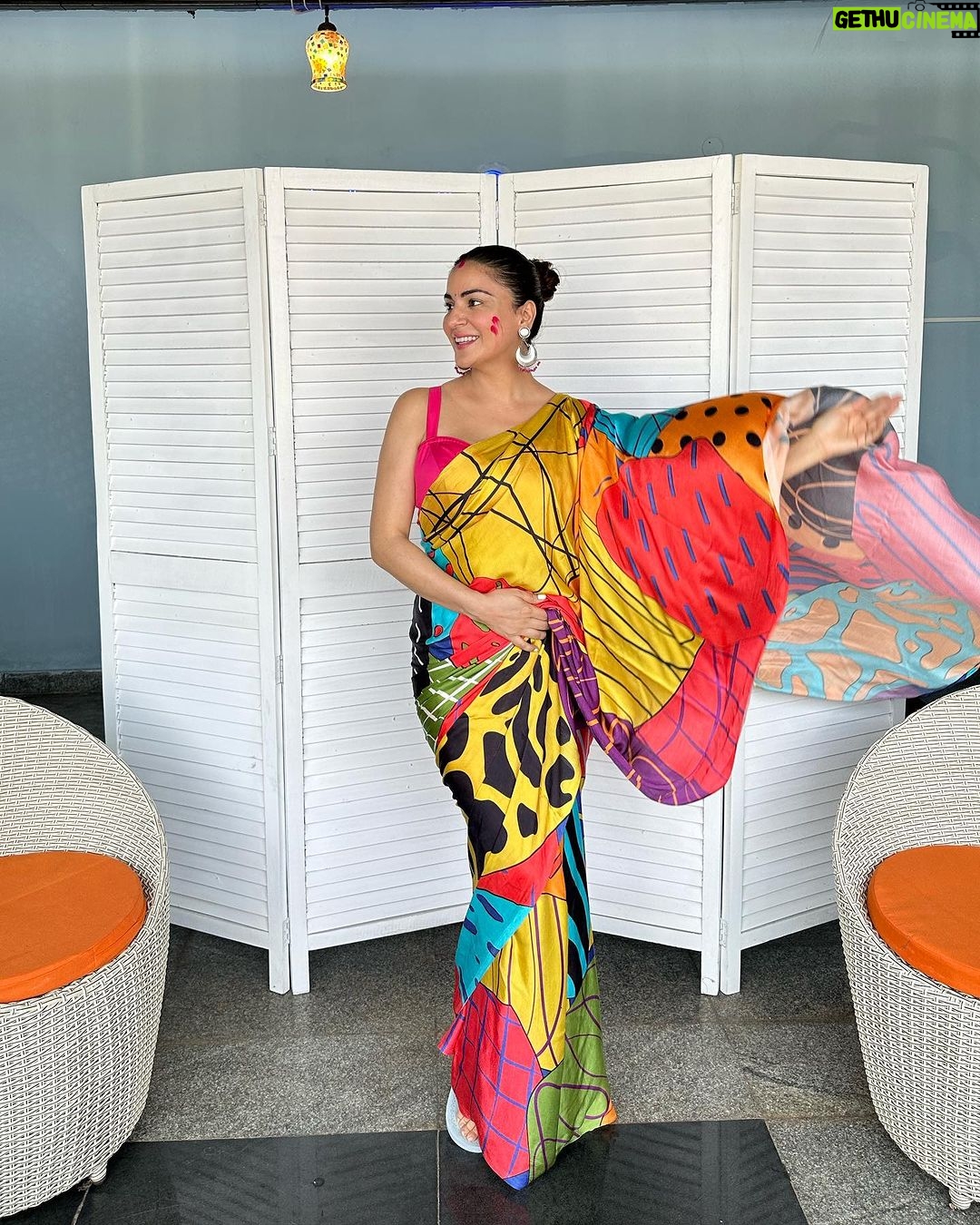 Shraddha Arya Instagram - Have a Colourful One …. #HappyHoliEveryone !!! 🩷