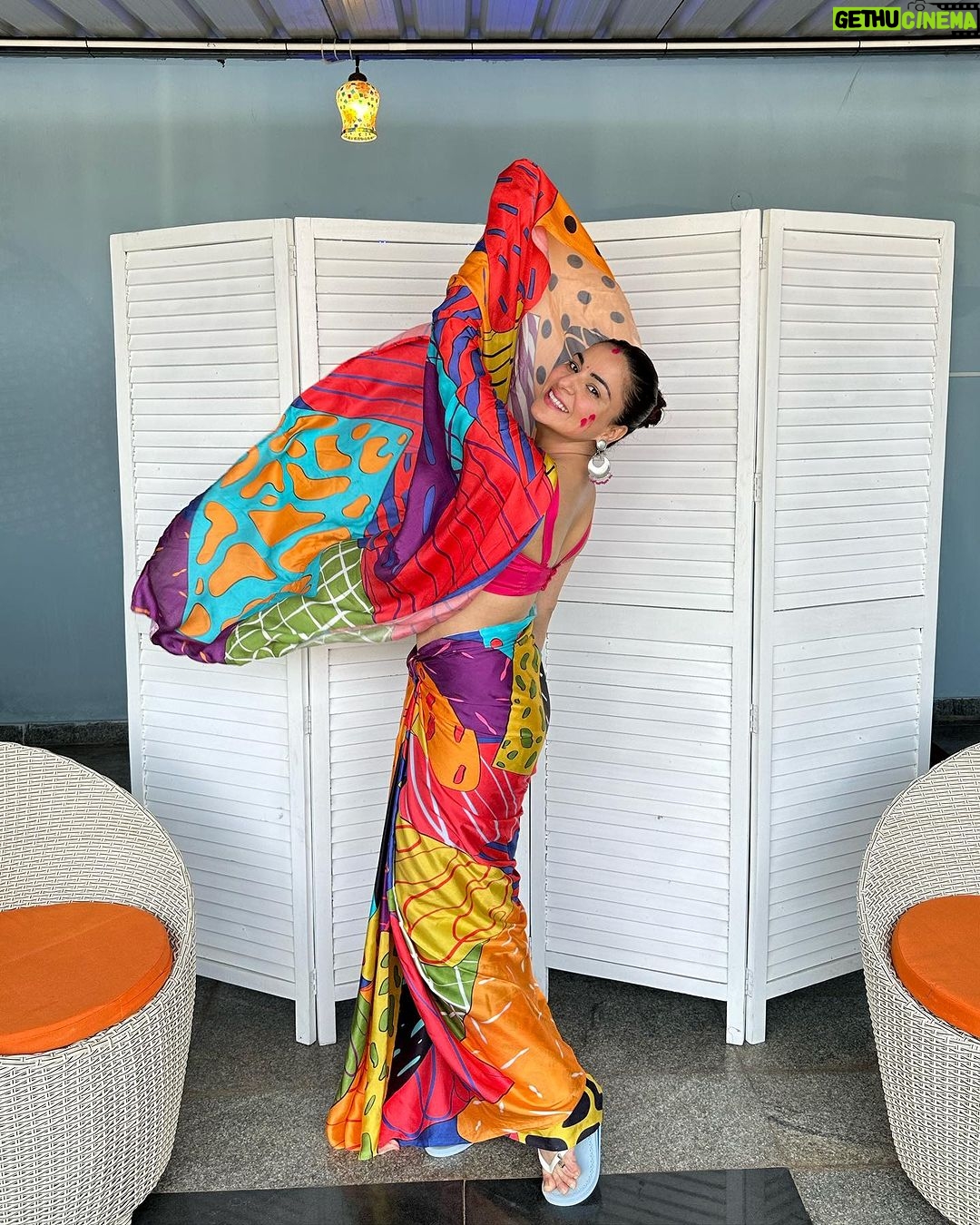 Shraddha Arya Instagram - Have a Colourful One …. #HappyHoliEveryone !!! 🩷