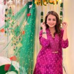 Shrenu Parikh Instagram - Mehendi Day!! Shagan di mehendi! . #mehendi #bridetobe #shadi #season #friends #forever#bridesmaids . Outfit by @rangriti PR by @dinky_nirh