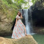 Shrenu Parikh Instagram - Full feel ke saath pose kartey hue… Andar se darte hue 🤣 . 🧚🏼‍♀️ . Outfit: @venelia.in Styling: @styling.your.soul . #bali #suwatwaterfall #waterfalls #nature #ubud #travel #hiddengems