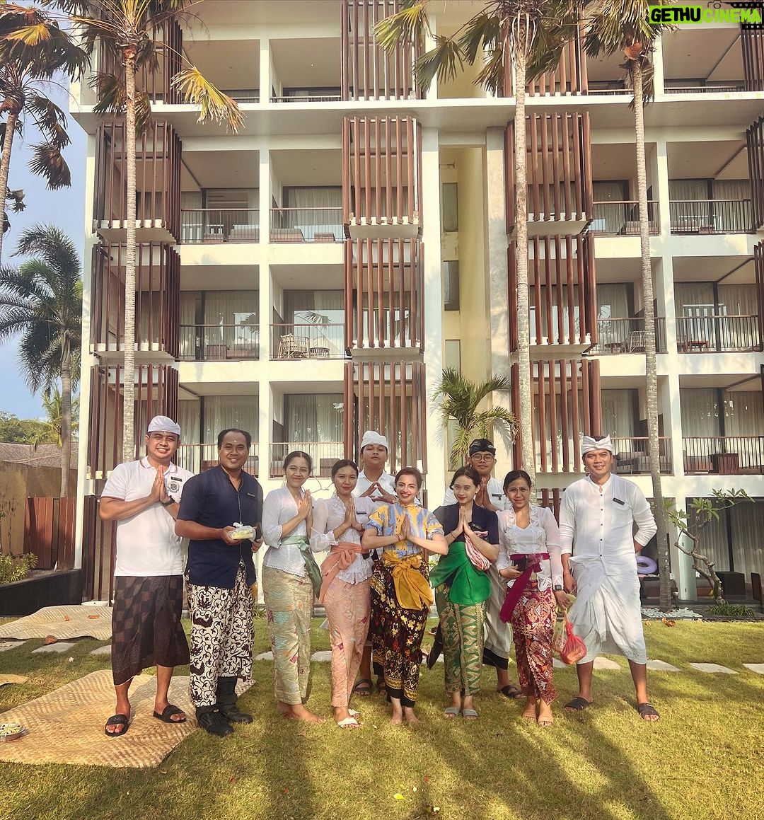 Shrenu Parikh Instagram - Last stop! Seminyak!!! City life hustle bustle… beach clubs, lil markets and much more… 3 days here were honestly jam packed with a lot of temple and waterfall visits all falling in place.. thanks to @pickyourtrail . Day 1 we went to ulluwatu ( monkeys there are damn funny n scary) Day 2 banyumala falls, ullundanu and tanha lot temple Day 3 WAS LEISURE DAY🤣 So we planned on hopping clubs and chilling by the beach . But special mention to the property @grandseminyakbali where we stayed… such a lovely place by the beach, windy breezy , great food and warmest staff… 🥺 . Full moons here in Bali are celebrated by offering prayers as they say on full moons gods descend on the island and blesses everyone n brings harmony so we prayed with the hotel staff, made canang sari too🌺🙏🏻 #seminyak #bali #diaries #honeymoon #fullmoon #canangsari #grandseminyak . Footwear : @tic_tac_toe_store x @yourstylistforever Earrings : @sanganijewels Grand Seminyak Lifestyle Boutique Bali Resort