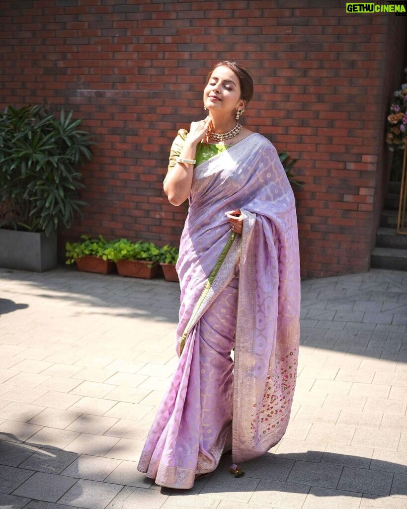 Shrenu Parikh Instagram - Lavender 💜 . Saree to disturb you guys!🫠 . Saree by @sugankesar . Sundar photos by @kapiltejwaniofficial @yourfstop