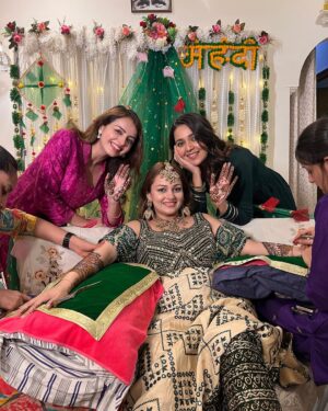Shrenu Parikh Instagram - Mehendi Day!!
Shagan di mehendi! 
 
.
#mehendi #bridetobe #shadi #season #friends #forever#bridesmaids 
.
Outfit by @rangriti
PR by @dinky_nirh