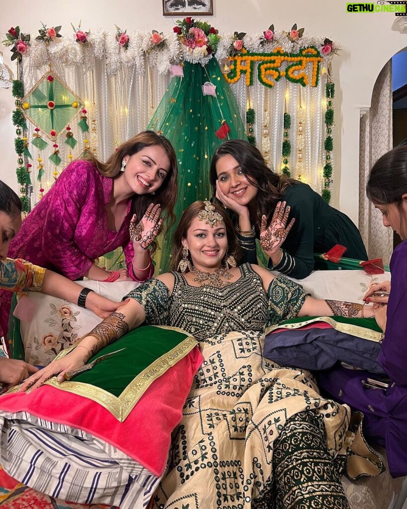 Shrenu Parikh Instagram - Mehendi Day!! Shagan di mehendi! . #mehendi #bridetobe #shadi #season #friends #forever#bridesmaids . Outfit by @rangriti PR by @dinky_nirh