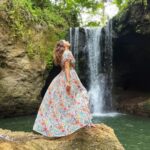 Shrenu Parikh Instagram - Full feel ke saath pose kartey hue… Andar se darte hue 🤣 . 🧚🏼‍♀️ . Outfit: @venelia.in Styling: @styling.your.soul . #bali #suwatwaterfall #waterfalls #nature #ubud #travel #hiddengems