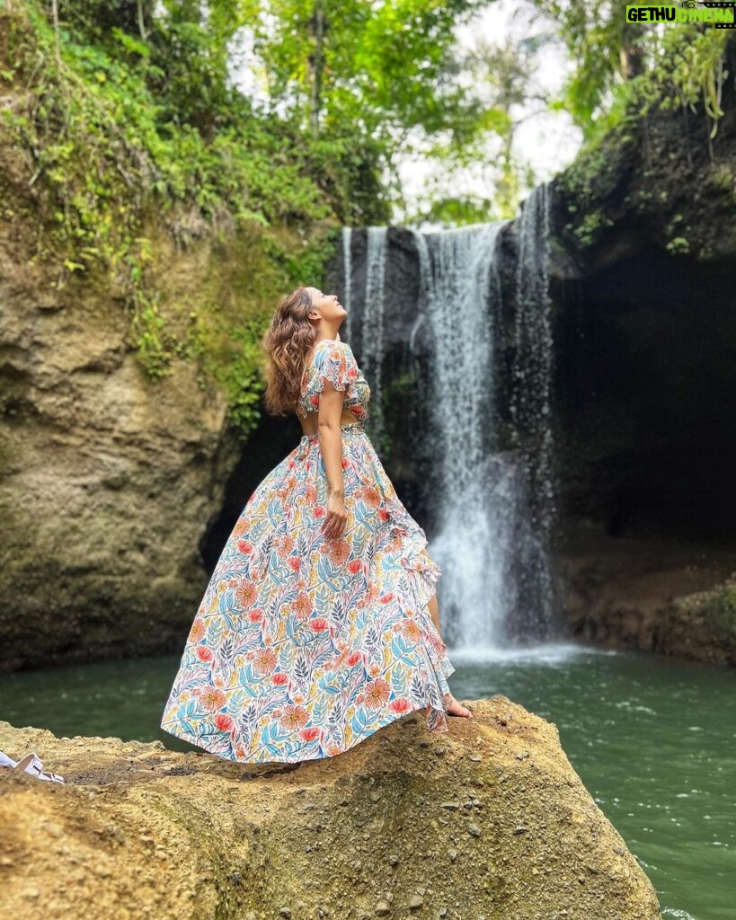 Shrenu Parikh Instagram - Full feel ke saath pose kartey hue… Andar se darte hue 🤣 . 🧚🏼‍♀️ . Outfit: @venelia.in Styling: @styling.your.soul . #bali #suwatwaterfall #waterfalls #nature #ubud #travel #hiddengems