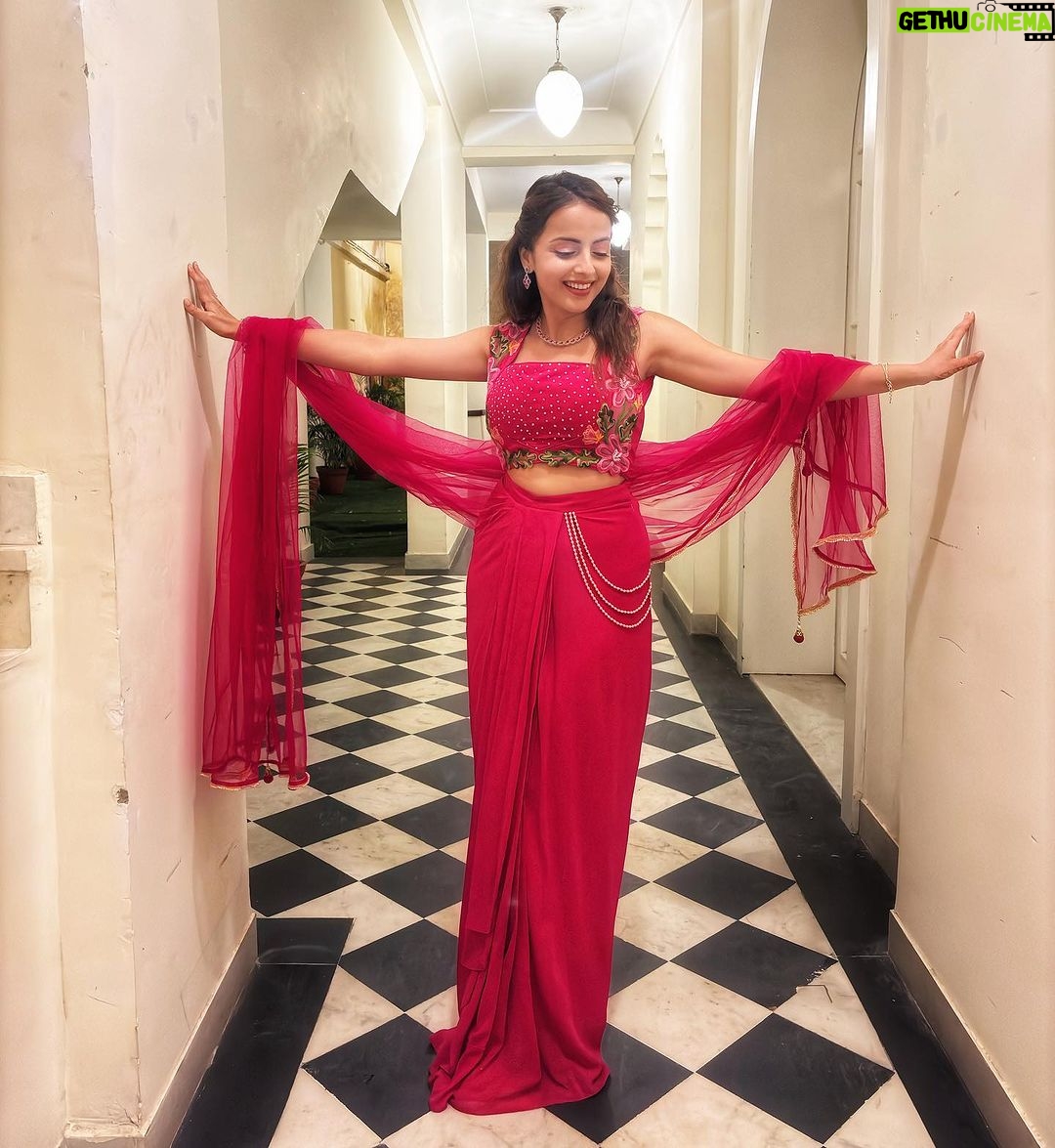 Shrenu Parikh Instagram - 🌺 Hibiscus was the flower oops colour of the Day!! . Outfit by @lavanyathelabel