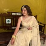 Shrenu Parikh Instagram - When your Mahiya captures you!🫶🏻🧿 . PS Dear Mansi says I give better expressions to Akshay . Outfit by @bunaai @cottagora . Makeup and hair by @makeup_bypashmeen ❤️ totally loved it! . Lovely borrowed mang teeka from @dearmansi is from @jewellery_by_rutzz 😍