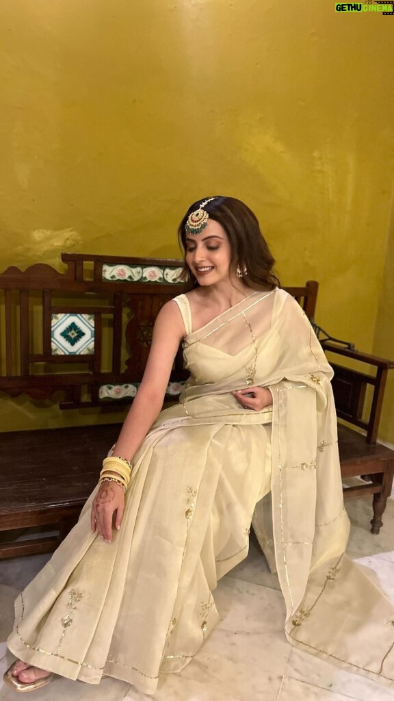 Shrenu Parikh Instagram - When your Mahiya captures you!🫶🏻🧿 . PS Dear Mansi says I give better expressions to Akshay . Outfit by @bunaai @cottagora . Makeup and hair by @makeup_bypashmeen ❤️ totally loved it! . Lovely borrowed mang teeka from @dearmansi is from @jewellery_by_rutzz 😍