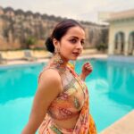 Shrenu Parikh Instagram - Kheeli kheeli dhoop ke saath #haldi ka rang… Yaaron ki #shadi yaaron ke sang! . Styled by: @yourstylistforever Outfit: @labelpsb Outfit PR: @braanding_b Earrings : @miranabymegha