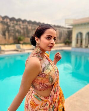 Shrenu Parikh Instagram - Kheeli kheeli dhoop ke saath #haldi ka rang…
Yaaron ki #shadi yaaron ke sang!
.
Styled by: @yourstylistforever 
Outfit: @labelpsb 
Outfit PR: @braanding_b 
Earrings : @miranabymegha