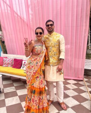 Shrenu Parikh Instagram - Kheeli kheeli dhoop ke saath #haldi ka rang…
Yaaron ki #shadi yaaron ke sang!
.
Styled by: @yourstylistforever 
Outfit: @labelpsb 
Outfit PR: @braanding_b 
Earrings : @miranabymegha