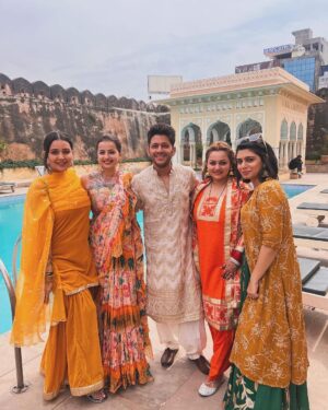 Shrenu Parikh Instagram - Kheeli kheeli dhoop ke saath #haldi ka rang…
Yaaron ki #shadi yaaron ke sang!
.
Styled by: @yourstylistforever 
Outfit: @labelpsb 
Outfit PR: @braanding_b 
Earrings : @miranabymegha