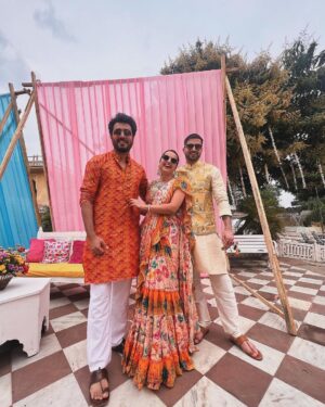 Shrenu Parikh Instagram - Kheeli kheeli dhoop ke saath #haldi ka rang…
Yaaron ki #shadi yaaron ke sang!
.
Styled by: @yourstylistforever 
Outfit: @labelpsb 
Outfit PR: @braanding_b 
Earrings : @miranabymegha