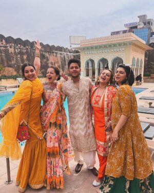 Shrenu Parikh Instagram - Kheeli kheeli dhoop ke saath #haldi ka rang…
Yaaron ki #shadi yaaron ke sang!
.
Styled by: @yourstylistforever 
Outfit: @labelpsb 
Outfit PR: @braanding_b 
Earrings : @miranabymegha