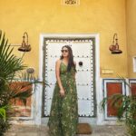 Shrenu Parikh Instagram - Surbhi Karan ki Rajwadi mehendi ke liye ready!🦚 . PS was really waiting for Saajna . Outfit by @bunaai Jewellery by @kickyandperky x @yourstylistforever . #surkardavyah #ootd #mehendi #yaar #ki #shadi #jaipur #destination #wedding Chomu Palace
