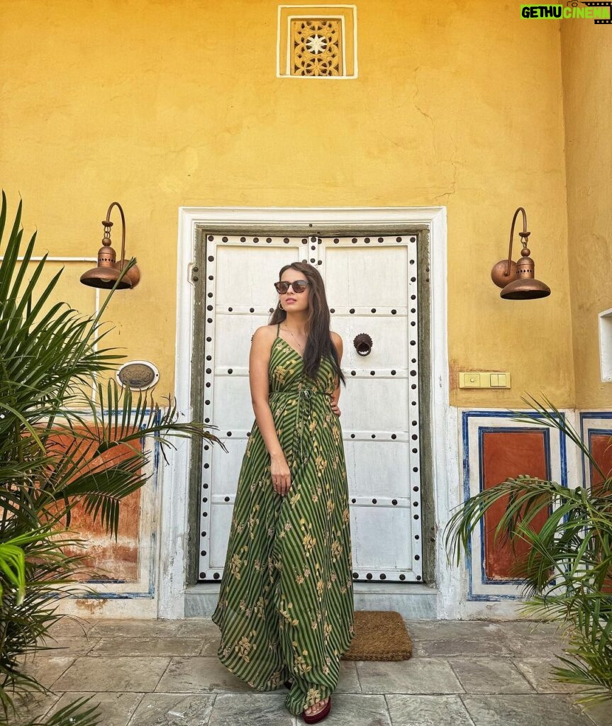 Shrenu Parikh Instagram - Surbhi Karan ki Rajwadi mehendi ke liye ready!🦚 . PS was really waiting for Saajna . Outfit by @bunaai Jewellery by @kickyandperky x @yourstylistforever . #surkardavyah #ootd #mehendi #yaar #ki #shadi #jaipur #destination #wedding Chomu Palace