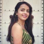 Shrenu Parikh Instagram - Surbhi Karan ki Rajwadi mehendi ke liye ready!🦚 . PS was really waiting for Saajna . Outfit by @bunaai Jewellery by @kickyandperky x @yourstylistforever . #surkardavyah #ootd #mehendi #yaar #ki #shadi #jaipur #destination #wedding Chomu Palace