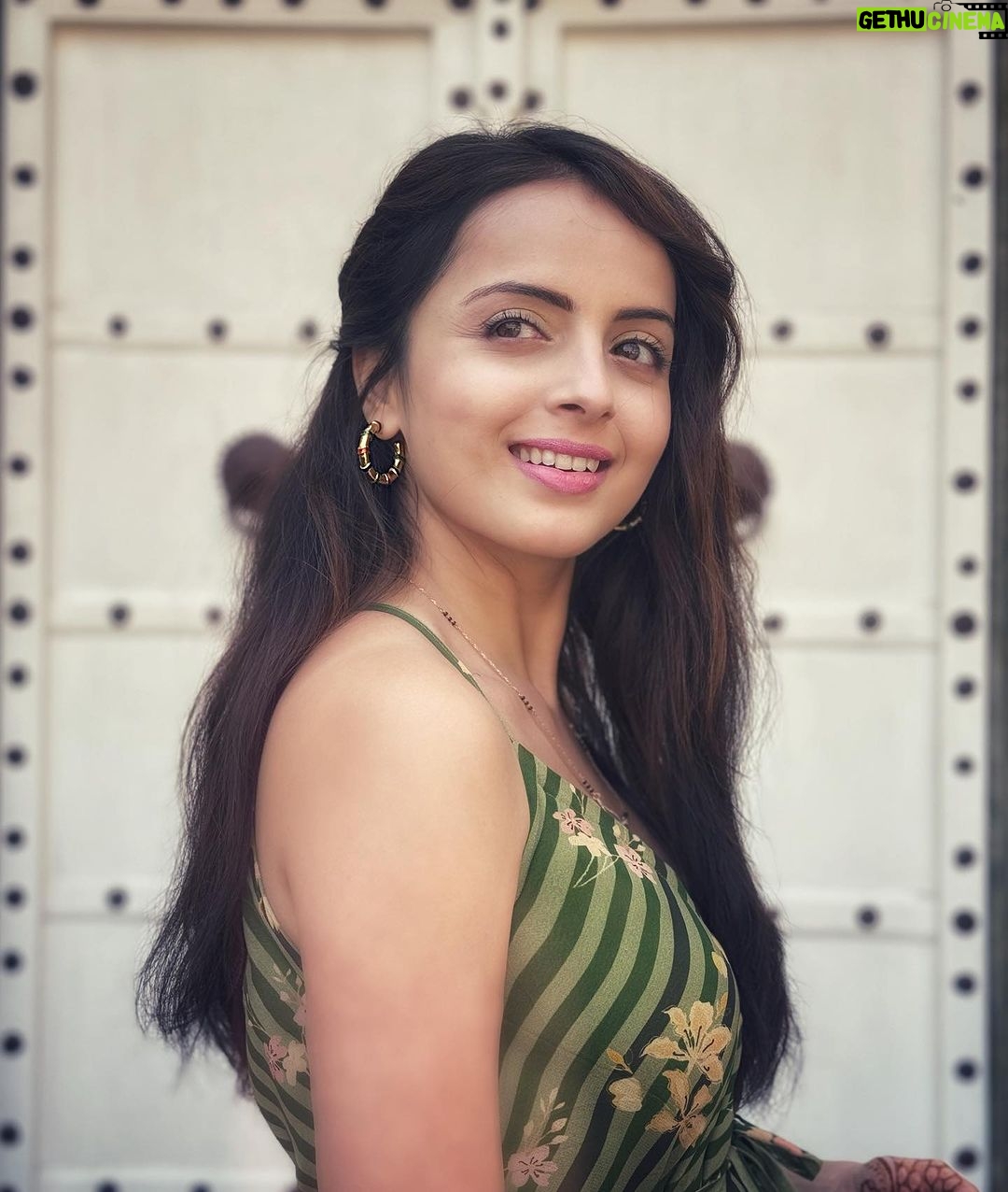 Shrenu Parikh Instagram - Surbhi Karan ki Rajwadi mehendi ke liye ready!🦚 . PS was really waiting for Saajna . Outfit by @bunaai Jewellery by @kickyandperky x @yourstylistforever . #surkardavyah #ootd #mehendi #yaar #ki #shadi #jaipur #destination #wedding Chomu Palace