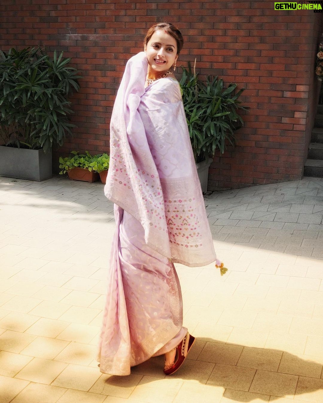 Shrenu Parikh Instagram - Lavender 💜 . Saree to disturb you guys!🫠. Saree by @sugankesar . Sundar photos by @kapiltejwaniofficial @yourfstop