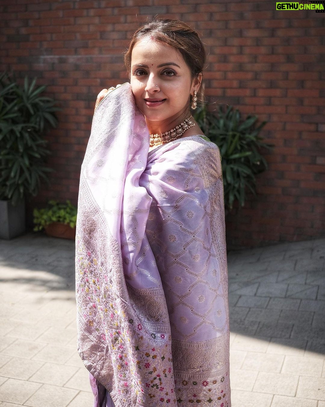 Shrenu Parikh Instagram - Lavender 💜 . Saree to disturb you guys!🫠. Saree by @sugankesar . Sundar photos by @kapiltejwaniofficial @yourfstop