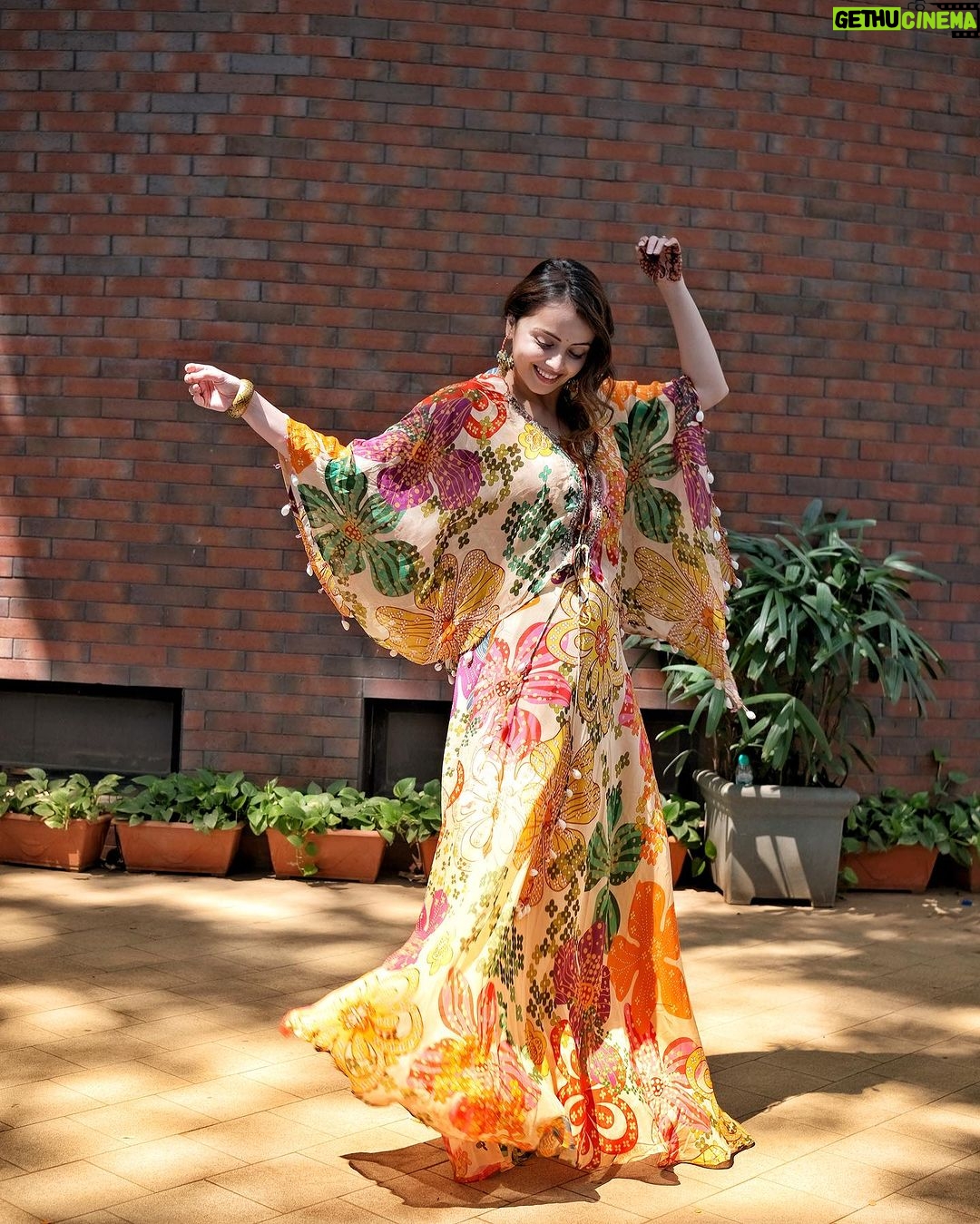 Shrenu Parikh Instagram - Sun kissed and Haldi-kissed 💛🧿 . Mere jiyaji best photographer hai! Clicked by @kapiltejwaniofficial @yourfstop Styled by @Yourstylistforever Outfit @scakhi