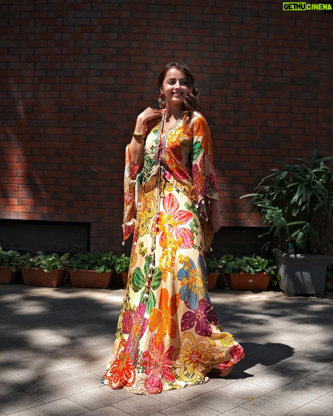 Shrenu Parikh Instagram - Sun kissed and Haldi-kissed 💛🧿 . Mere jiyaji best photographer hai! Clicked by @kapiltejwaniofficial @yourfstop Styled by @Yourstylistforever Outfit @scakhi